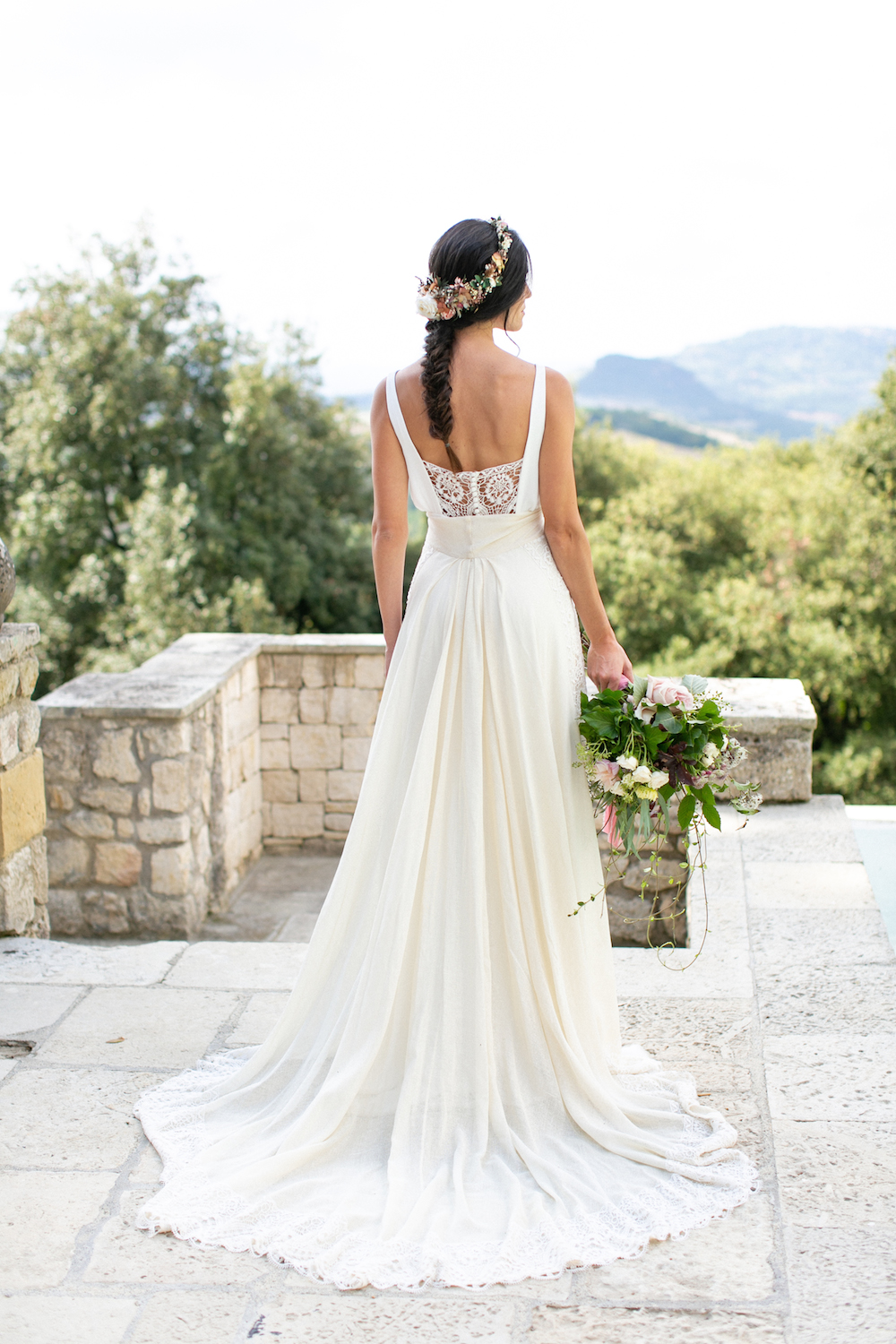 bride with fishtail braid in tuscany