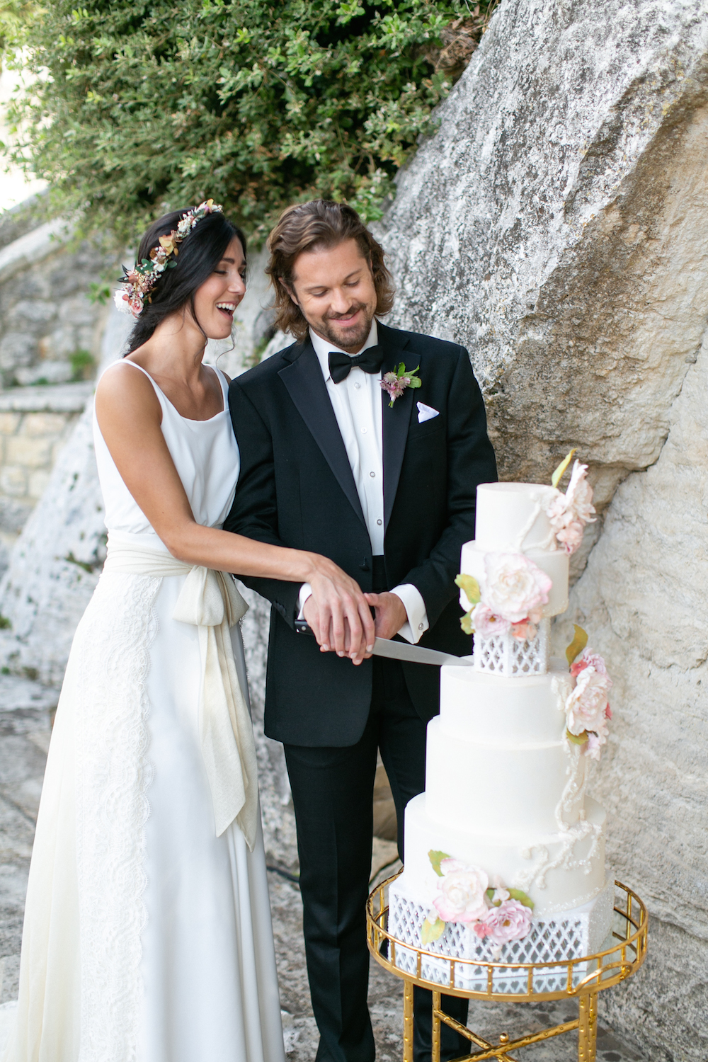 couple cutting wedding cake in Tuscany