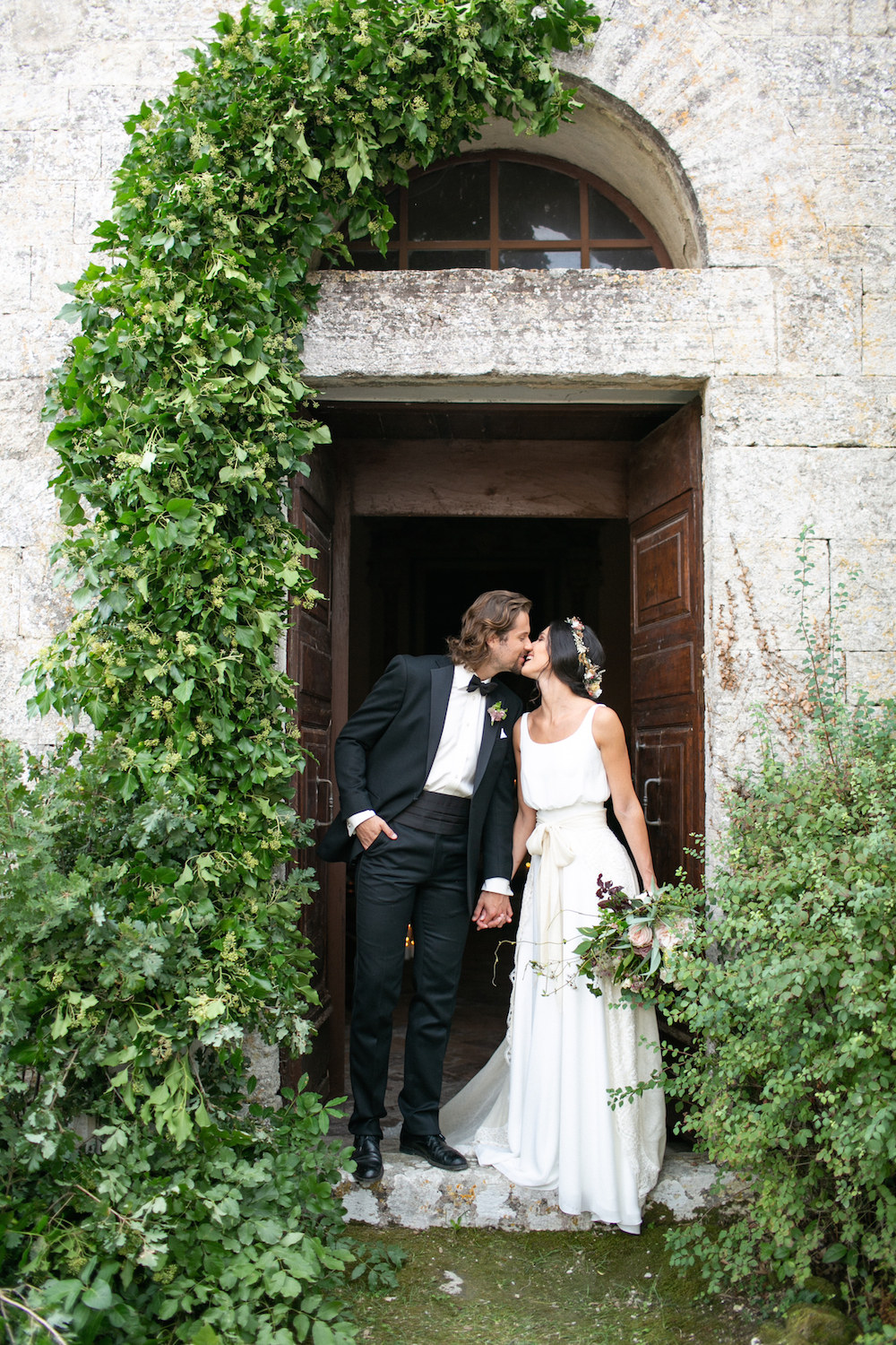couple under arch in tuscany