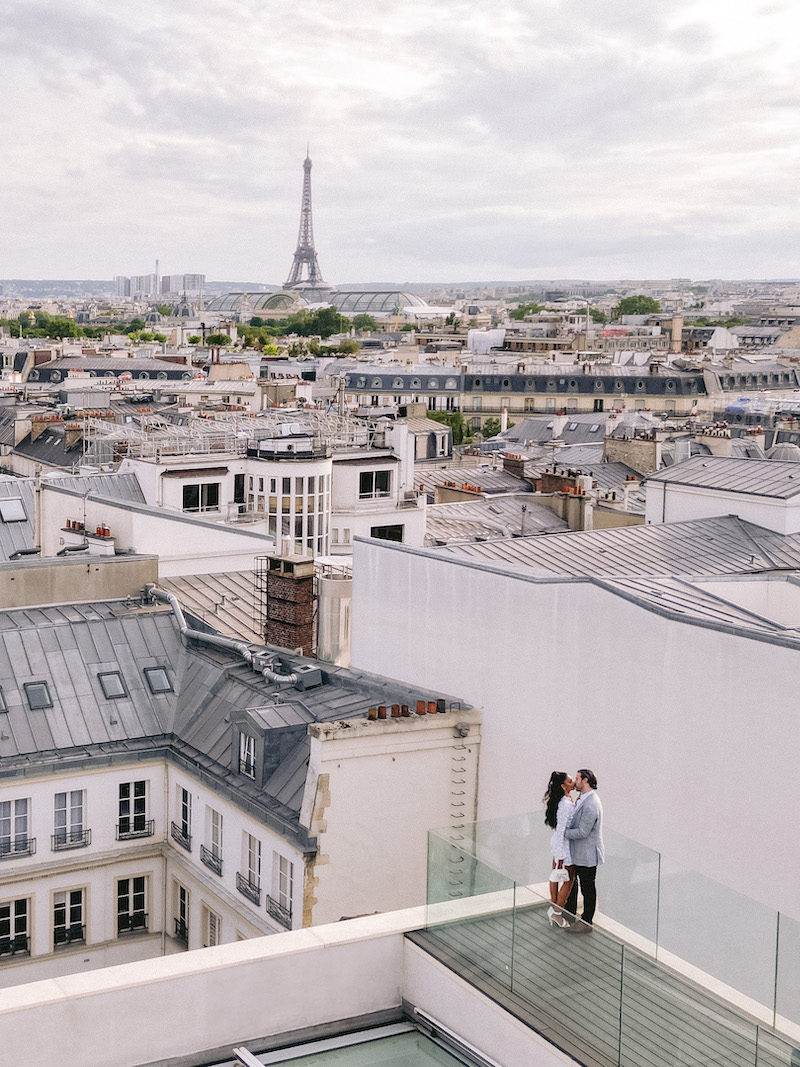 couple kissing on rooftop in Paris