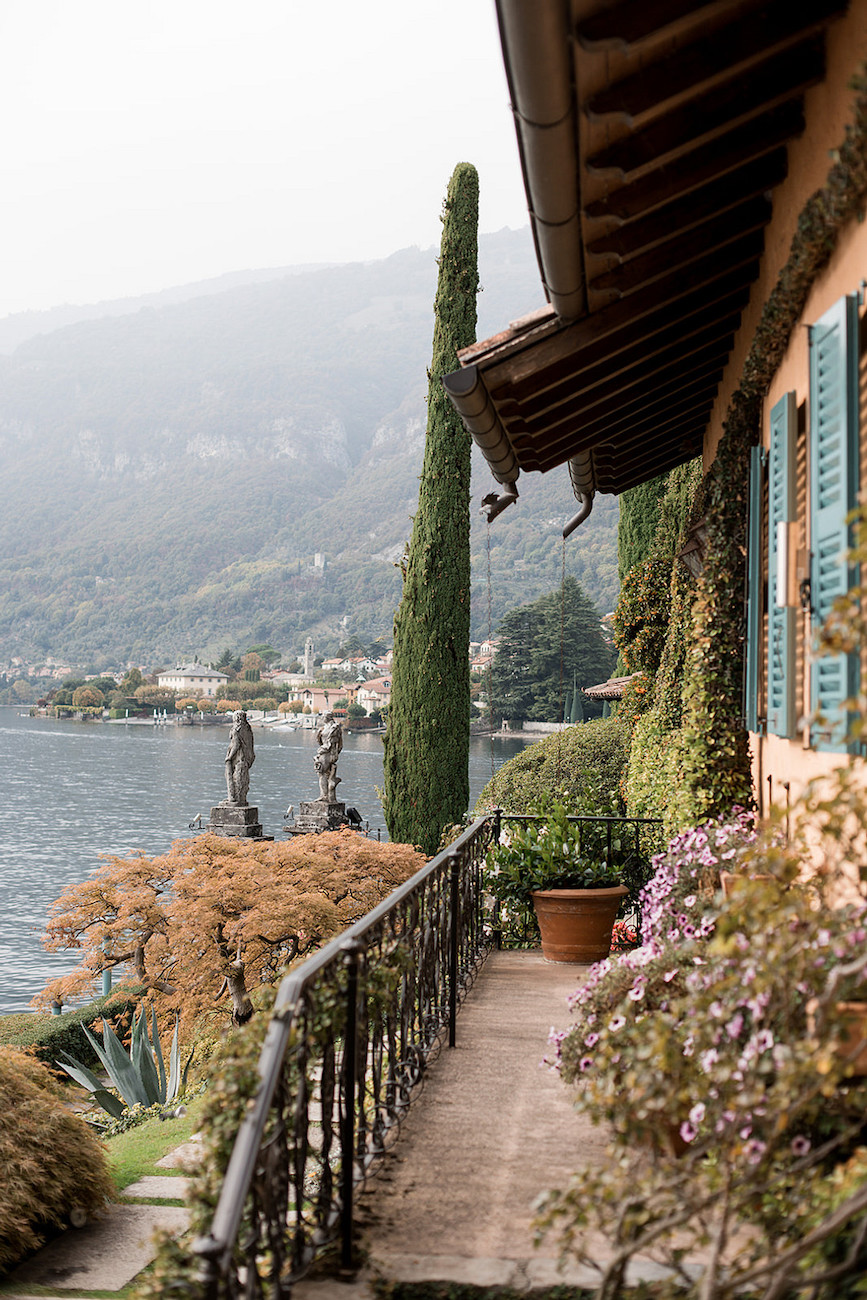 Villa on the edge of Lake Como with statues